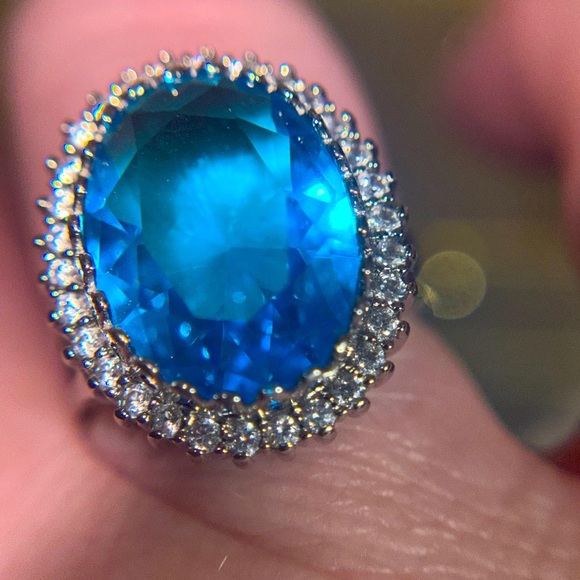 Striking oval 9 carat ocean blue topaz with a cz halo Sterling silver size 7 - Picture 12 of 14